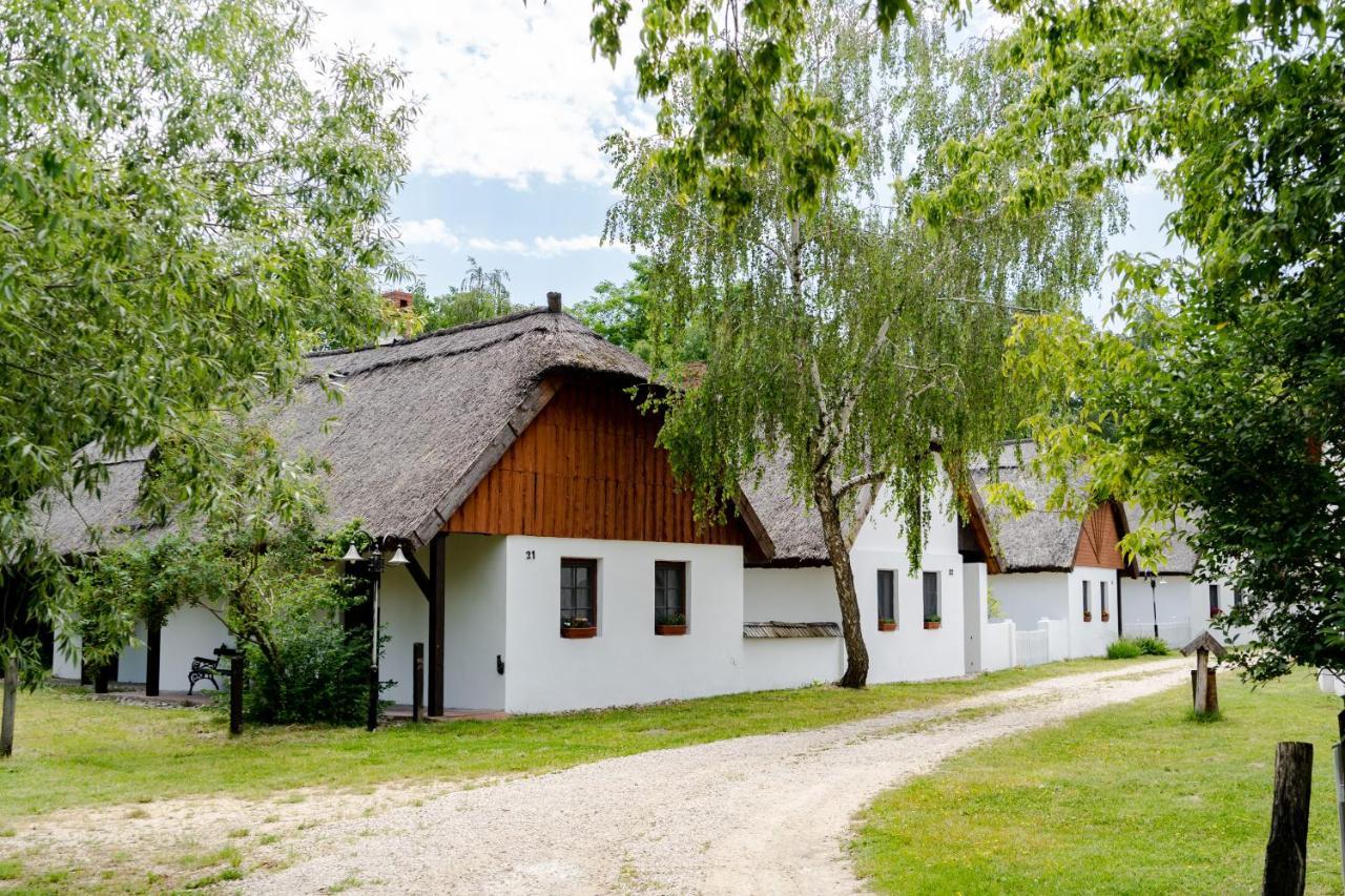 Bohem Birtok Es Csarda Hotel Zamárdi Buitenkant foto