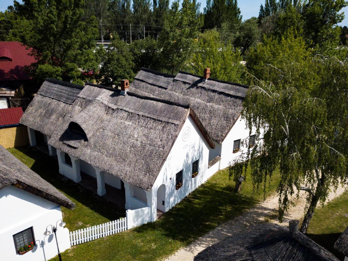 Bohem Birtok Es Csarda Hotel Zamárdi Buitenkant foto