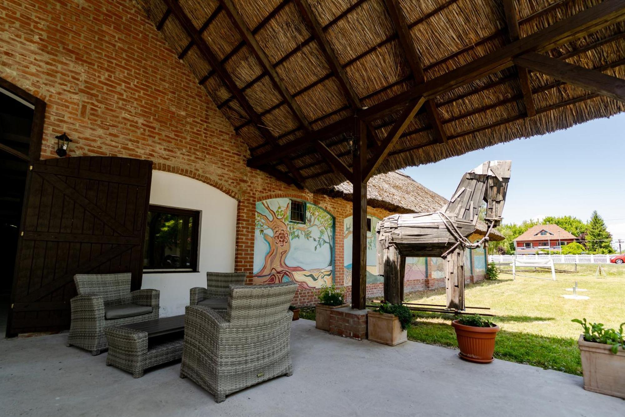Bohem Birtok Es Csarda Hotel Zamárdi Buitenkant foto
