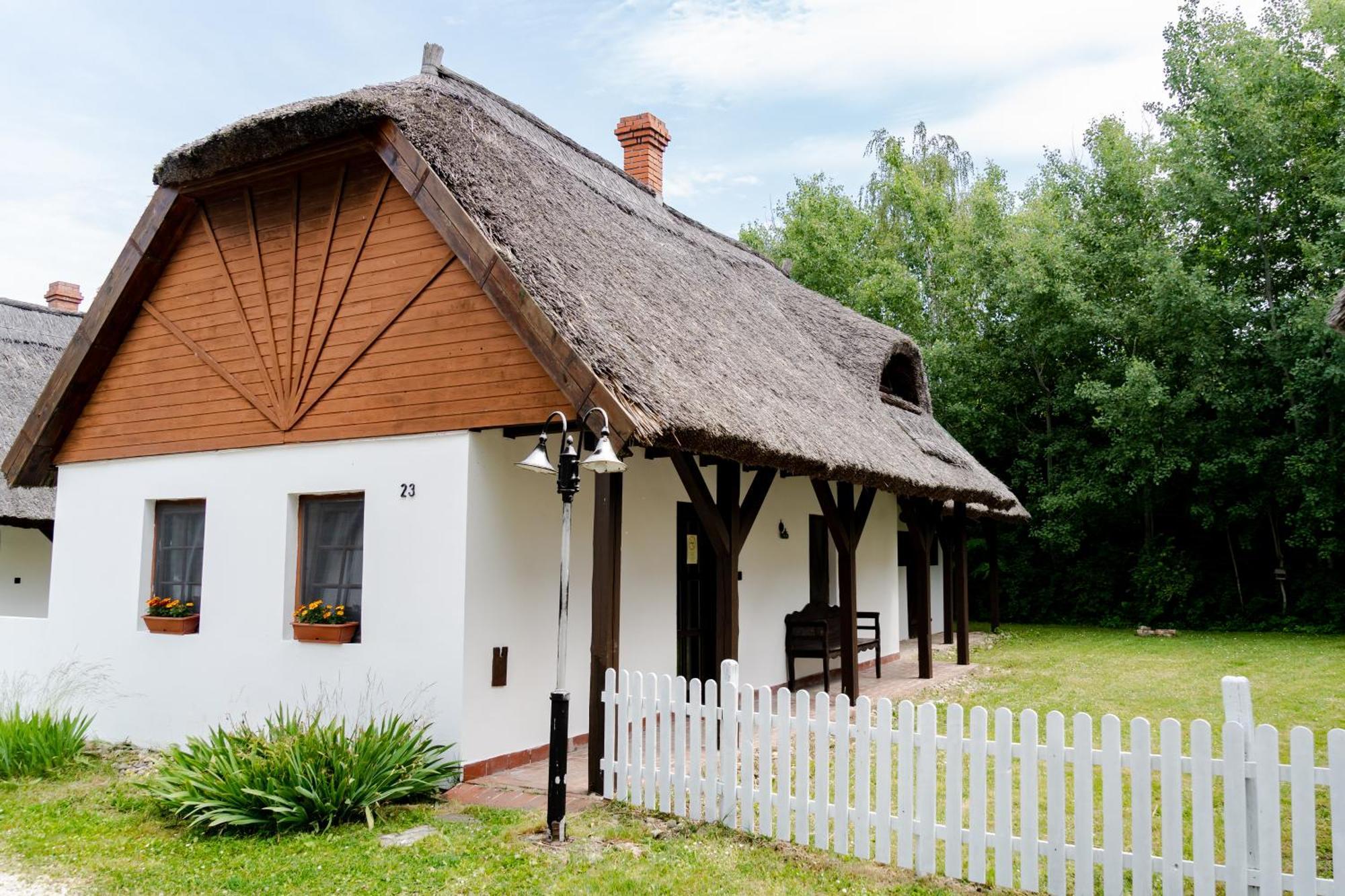 Bohem Birtok Es Csarda Hotel Zamárdi Buitenkant foto