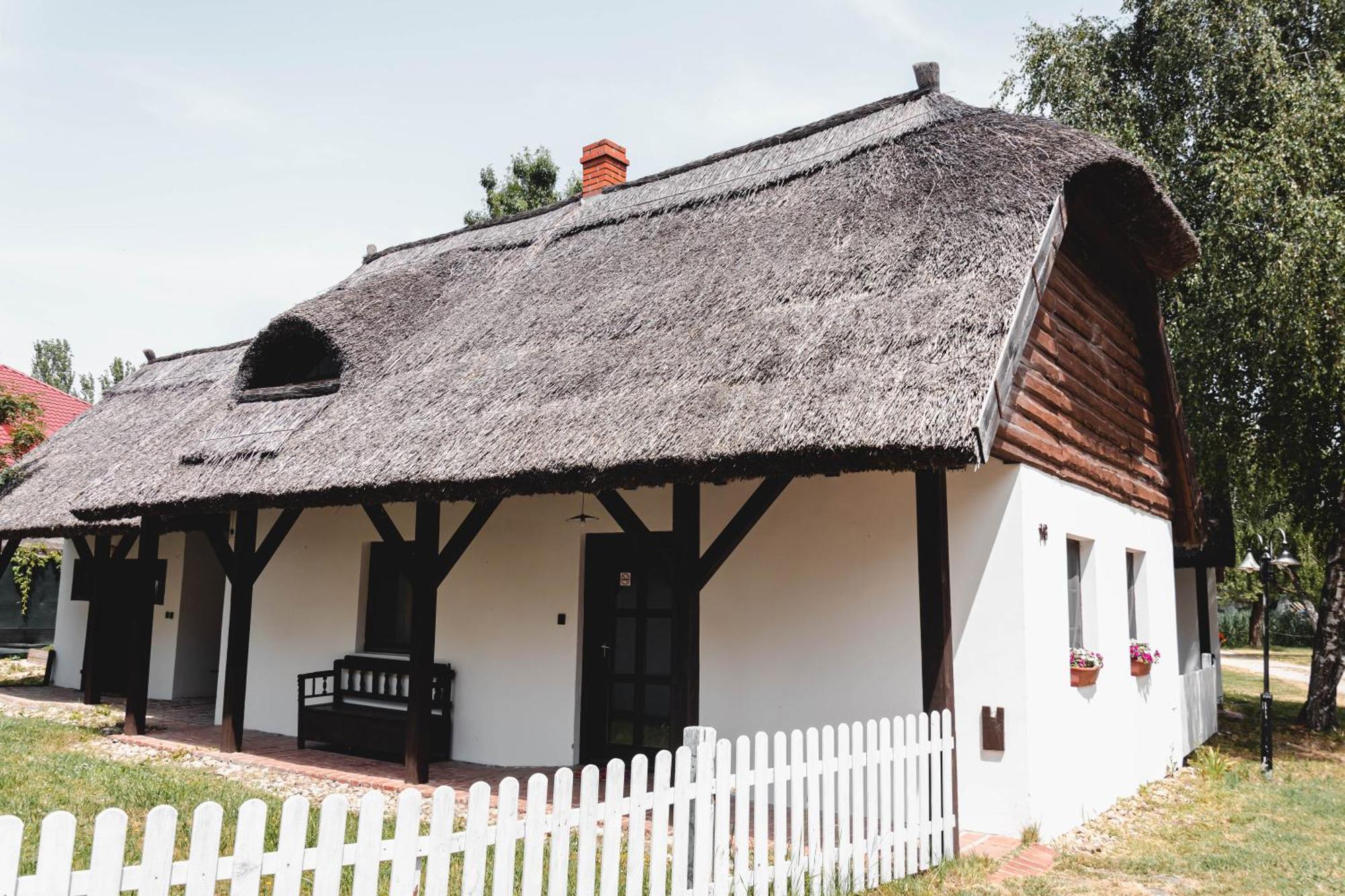 Bohem Birtok Es Csarda Hotel Zamárdi Buitenkant foto