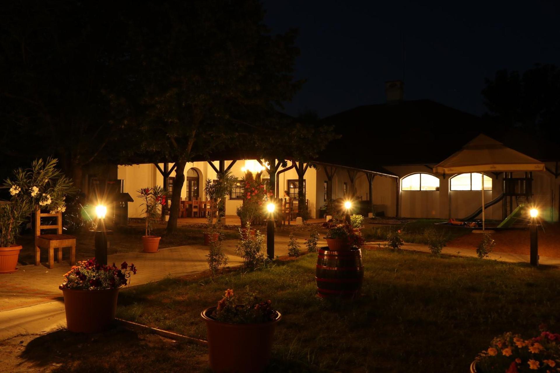 Bohem Birtok Es Csarda Hotel Zamárdi Buitenkant foto