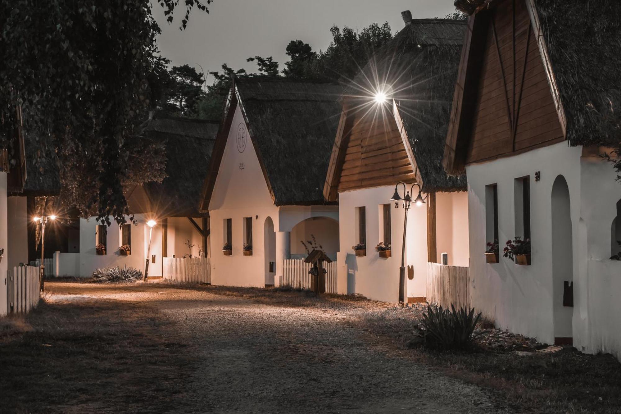 Bohem Birtok Es Csarda Hotel Zamárdi Buitenkant foto