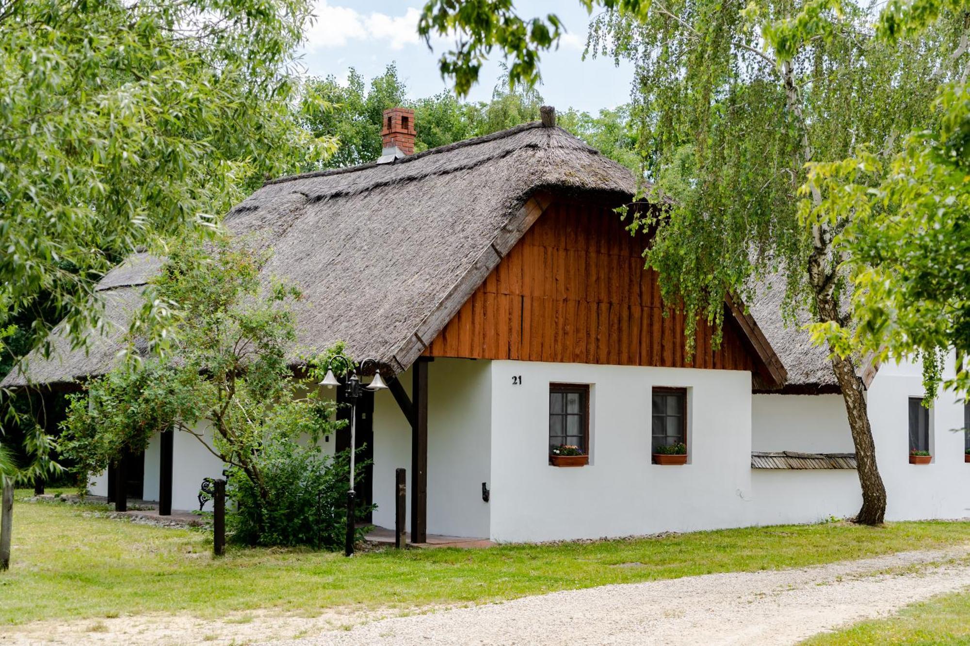 Bohem Birtok Es Csarda Hotel Zamárdi Buitenkant foto