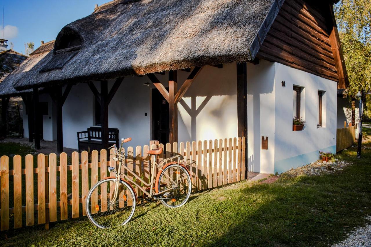 Bohem Birtok Es Csarda Hotel Zamárdi Buitenkant foto