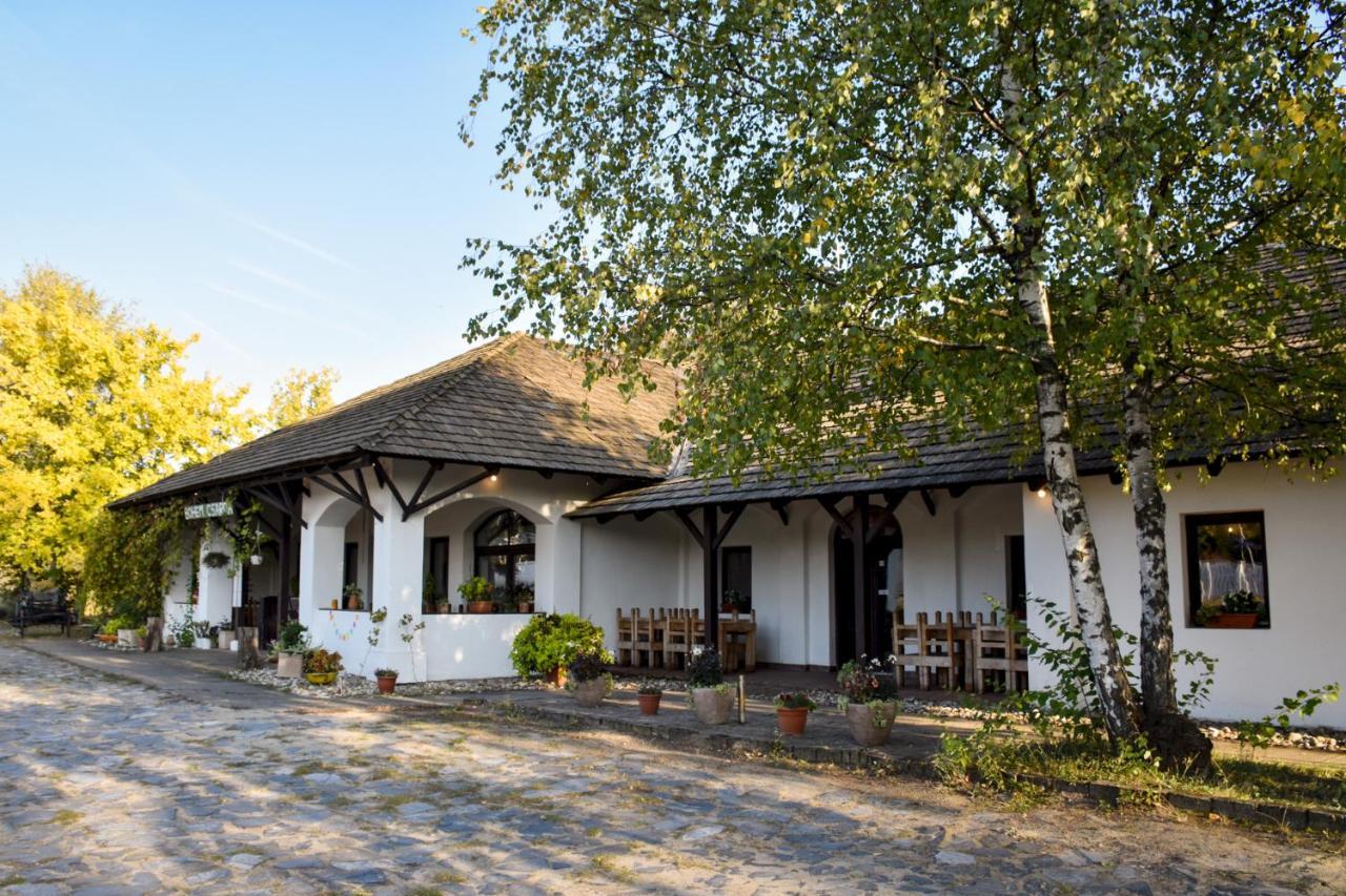 Bohem Birtok Es Csarda Hotel Zamárdi Buitenkant foto