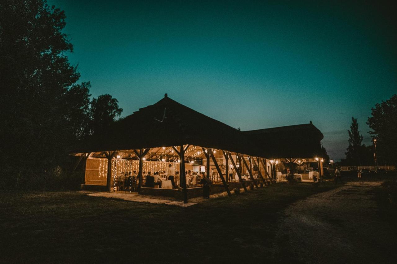 Bohem Birtok Es Csarda Hotel Zamárdi Buitenkant foto